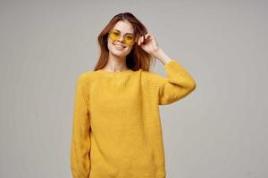 roodharig vrouw in een geel trui mode bril studio model- foto