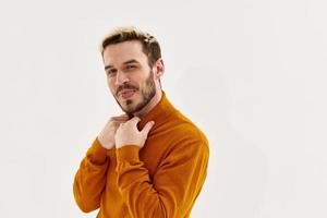 vrolijk knap Mens mode kapsel trui modern stijl foto