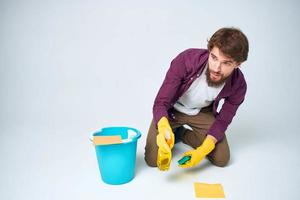 schoonmaakster met een emmer Aan de verdieping professioneel wasmiddel onderhoud foto