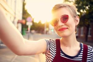 vrouw in zonnebril met kort haar- buitenshuis romance poseren foto