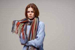 vrouw nek sjaal verkoudheid zakdoek geïsoleerd achtergrond foto