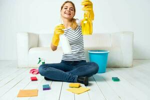 vrouw huis schoonmaak huiswerk zorg wasmiddel interieur foto