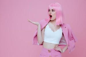 mooi jong vrouw helder bedenken roze haar- aantrekkingskracht roze achtergrond ongewijzigd foto