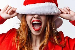vrouw vervelend de kerstman hoed vakantie Kerstmis mode poseren foto