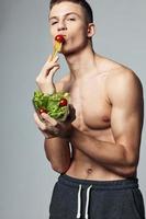 sportief Mens bord salade gezond voedsel levensstijl eetpatroon training foto