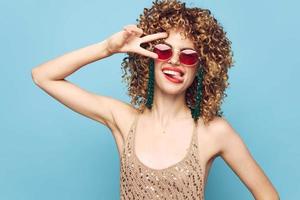 gelukkig blond dansen vrij plaats, studio foto