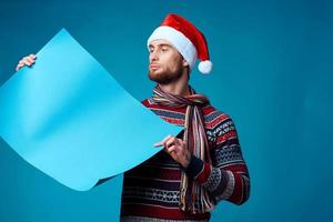 emotioneel Mens in een Kerstmis blauw mockup poster studio poseren foto