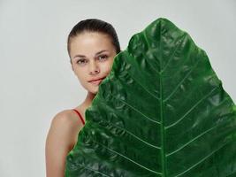 mooi vrouw groot groen blad bijgesneden visie studio foto