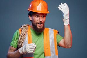 emotioneel Mens in werk uniform veiligheid professioneel blauw achtergrond foto