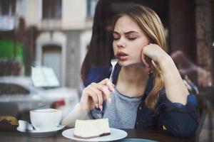 mooi vrouw in cafe aan het eten vakantie levensstijl foto