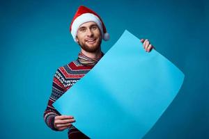 knap Mens in een Kerstmis blauw mockup poster geïsoleerd achtergrond foto