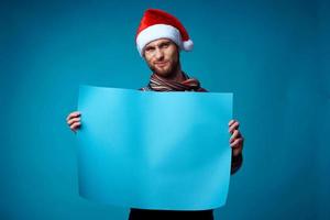 emotioneel Mens in een Kerstmis blauw mockup poster geïsoleerd achtergrond foto