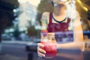 vrouw kort kapsel cocktail levensstijl ochtend- nadenkend kijken foto