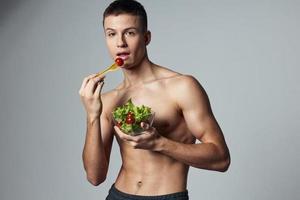 sport- wedstrijden ons gespierd topless bord salade Gezondheid voedsel geïsoleerd achtergrond foto