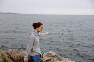 mooi vrouw natuur rotsen kust landschap oceaan vrouw ontspannende foto