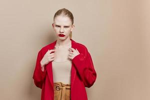 portret van een vrouw schoonheidsmiddelen rood lippen mode levensstijl poseren foto