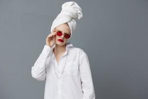 portret van een vrouw rood zonnebril schoonheidsmiddelen met handdoek Aan hoofd levensstijl poseren foto