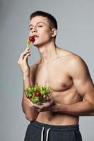 atletisch Mens opleiding gezond voedsel bord met groente salade foto