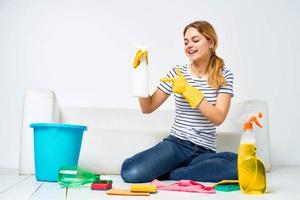 vrouw Bij huis wast de vloeren het verstrekken van Diensten interieur huiswerk foto