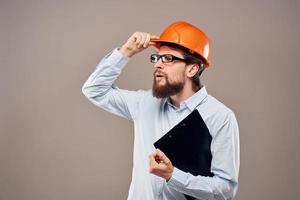 bedrijf Mens in oranje verf veiligheid papieren werk bijgesneden visie foto