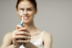 mooi vrouw tandpasta poetsen tanden tandheelkundig Gezondheid licht achtergrond foto