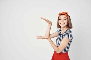 mooi vrouw in gestreept t-shirt poseren emoties mode foto