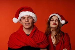 jong paar in de kerstman hoeden pret nieuw jaar vakantie studio levensstijl foto