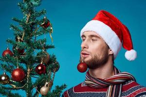 emotioneel Mens in een de kerstman hoed Kerstmis decoraties vakantie nieuw jaar geïsoleerd achtergrond foto
