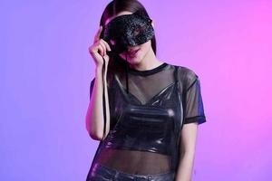 vrolijk vrouw met zwart masker poseren disco luxe foto