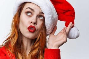 vrouw in de kerstman kostuum vakantie Kerstmis emotie poseren foto
