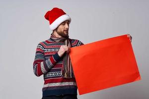 emotioneel Mens in een Kerstmis hoed met rood mockup poster licht achtergrond foto