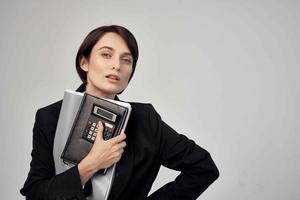 vrouw in kostuum documenten professioneel baan geïsoleerd achtergrond foto