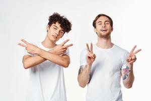 twee mannen zijn staand De volgende naar schoon t-shirts emoties communicatie studio foto