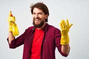 schoonmaakster met wasmiddel in rubber handschoenen handen professioneel onderhoud renderen foto