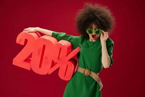 schoonheid mode vrouw gekruld kapsels groen jurk twintig procent korting studio model- ongewijzigd foto