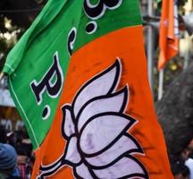 bharatiya janate partij vlag van Indisch politiek partij, bjp bhartiya jata partij vlag golvend gedurende p.m weg tonen in Delhi, Indië foto