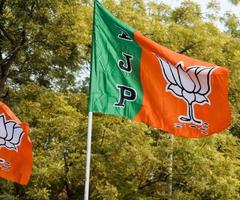 bharatiya janate partij vlag van Indisch politiek partij, bjp bhartiya jata partij vlag golvend gedurende p.m weg tonen in Delhi, Indië foto