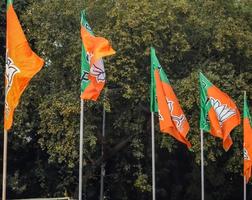 bharatiya janate partij vlag van Indisch politiek partij, bjp bhartiya jata partij vlag golvend gedurende p.m weg tonen in Delhi, Indië foto