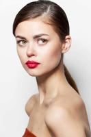 mooi vrouw model- uiterlijk rood lippen sexy kijken foto
