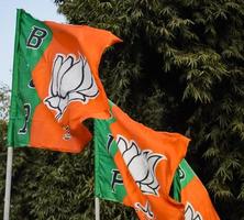bharatiya janate partij vlag van Indisch politiek partij, bjp bhartiya jata partij vlag golvend gedurende p.m weg tonen in Delhi, Indië foto