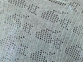 de structuur van een opengewerkt grijs wollen sjaal. foto