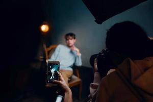 vent zittend Aan een stoel De volgende naar de piano poseren foto