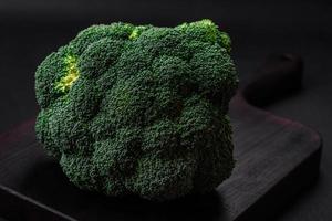 rauw vers broccoli Aan een zwart huis keuken tafel foto