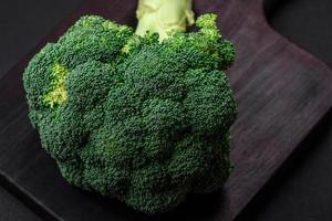 rauw vers broccoli Aan een zwart huis keuken tafel foto