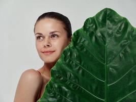 vrouw met palm blad kaal schouders kant visie geïsoleerd achtergrond foto