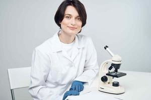 vrouw laboratorium assistent microscoop biologie Onderzoek wetenschap foto