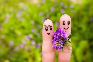 vinger kunst van een gelukkig paar. Mens is geven bloemen naar een vrouw. foto