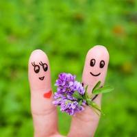 vinger kunst van een gelukkig paar. Mens is geven bloemen naar een vrouw. foto