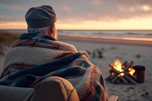 eenzaam ouderen Mens opwarming zichzelf door een brand Aan de strand illustratie generatief ai foto