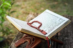 de edele koran en tasbih foto